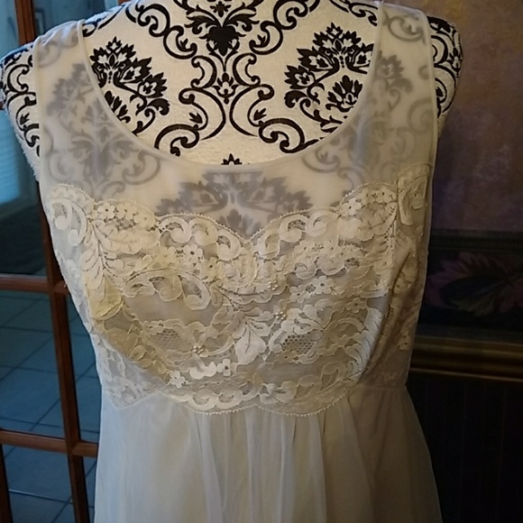 Lingerie - Picture 7 of 8